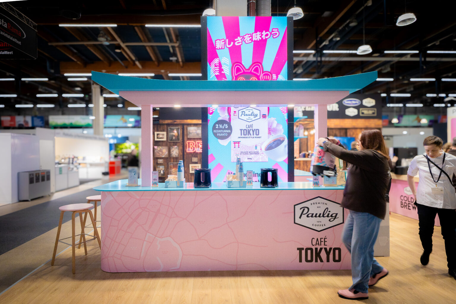 Paulig Café Tokyo -kahvibrändin näyttävä messuosasto, jossa japanilaistyylinen design, kirkkaat värit, kahvilatiski ja tuotteiden esittely tapahtumassa
