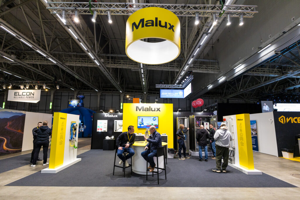 Messuosasto ja exhibition stand design sähkö 2026 messuilla, jossa vastuullisesti rakennettu näyttelytila ja brändiesittelyalue